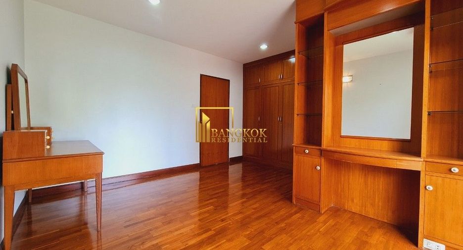 À louer 3 chambres appartement avec services à Khlong Toei, Bangkok