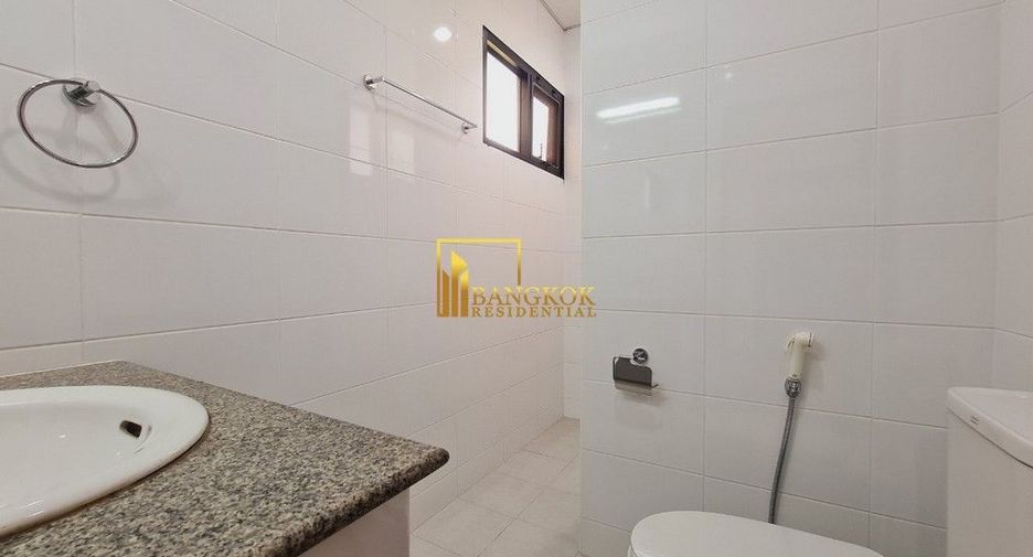 À louer 3 chambres appartement avec services à Khlong Toei, Bangkok