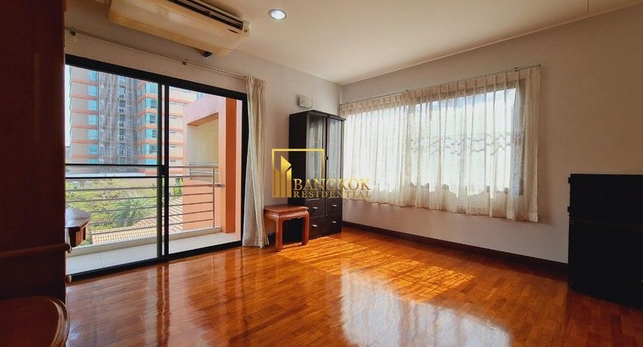 À louer 3 chambres appartement avec services à Khlong Toei, Bangkok