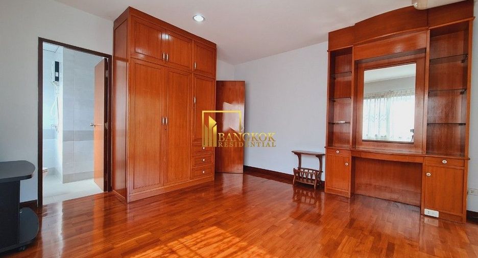 À louer 3 chambres appartement avec services à Khlong Toei, Bangkok