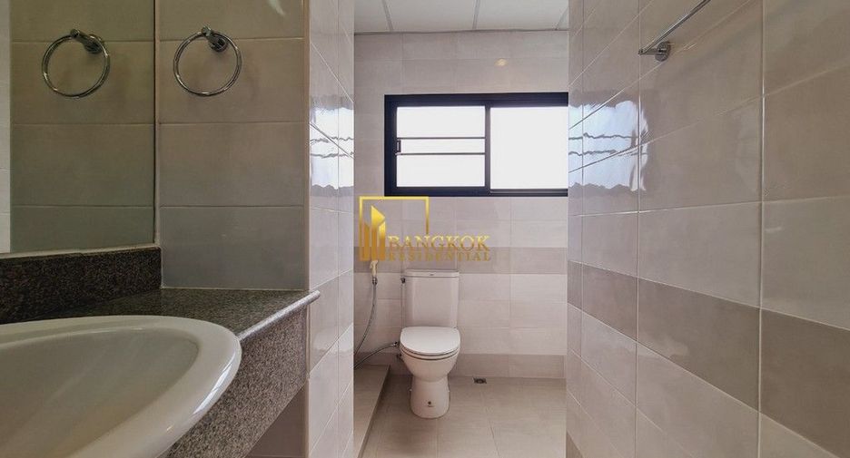 À louer 3 chambres appartement avec services à Khlong Toei, Bangkok