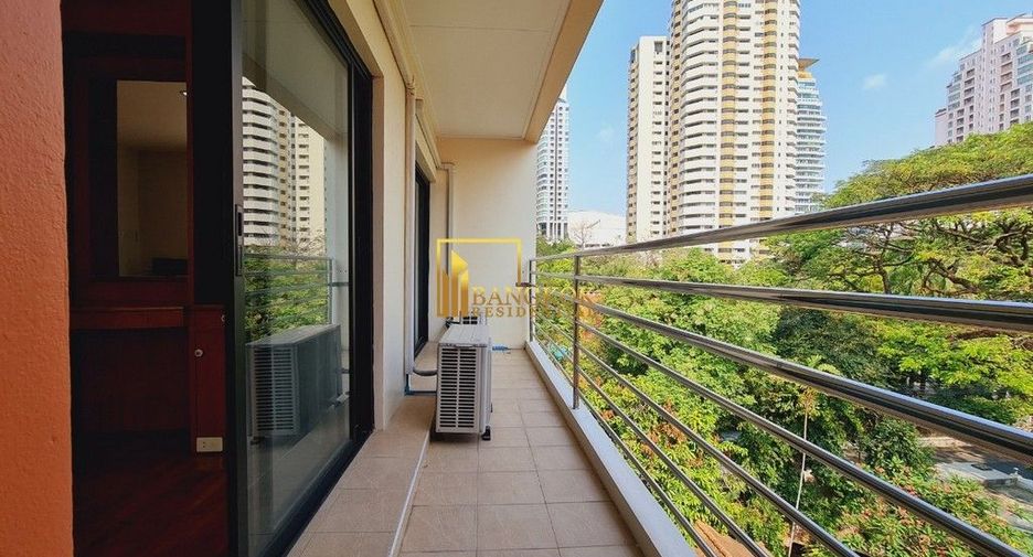 À louer 3 chambres appartement avec services à Khlong Toei, Bangkok