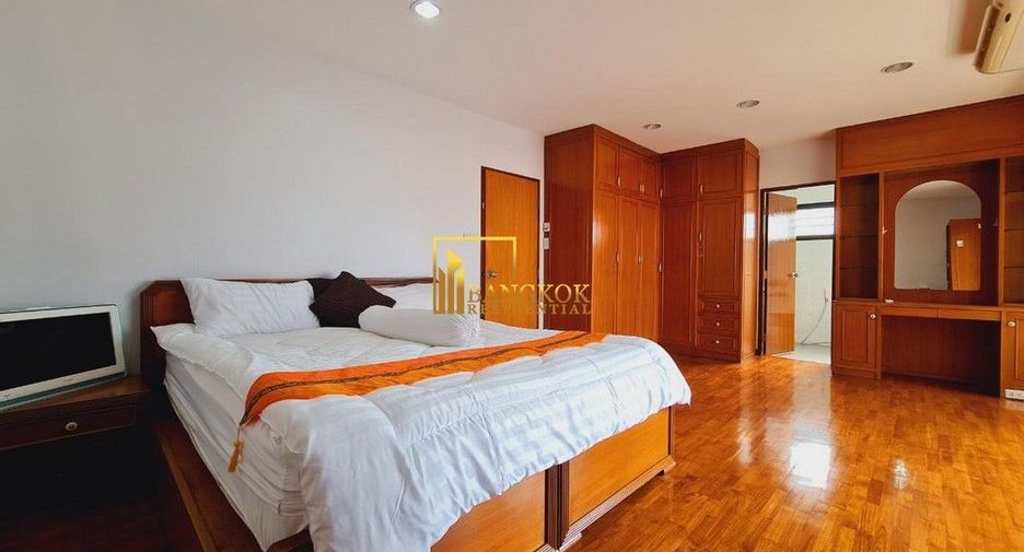 À louer 3 chambres appartement avec services à Khlong Toei, Bangkok