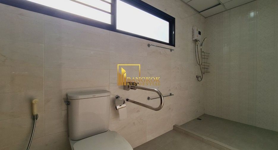 À louer 3 chambres appartement avec services à Khlong Toei, Bangkok