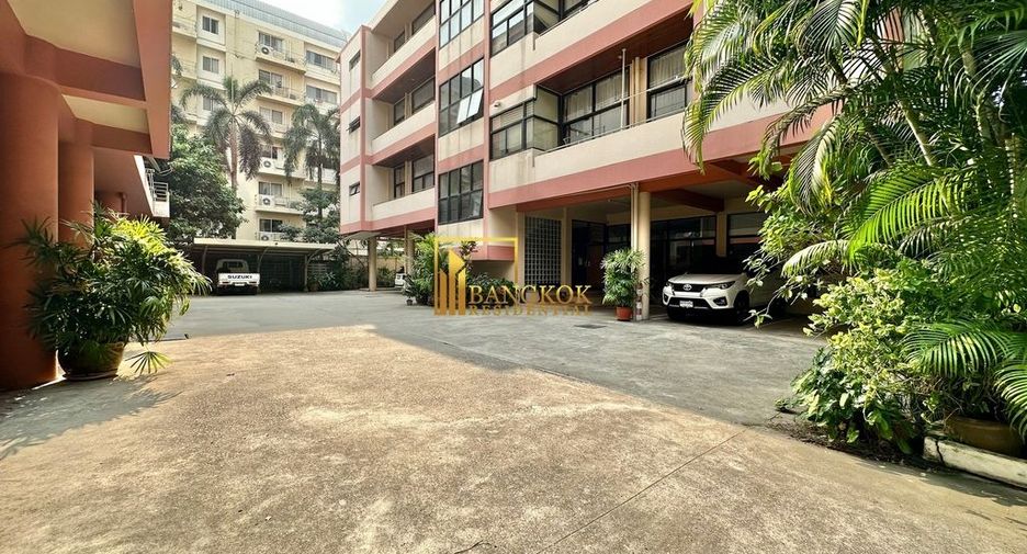 À louer 3 chambres appartement avec services à Khlong Toei, Bangkok