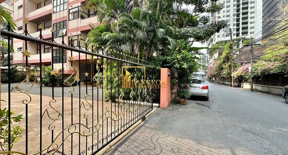À louer 3 chambres appartement avec services à Khlong Toei, Bangkok