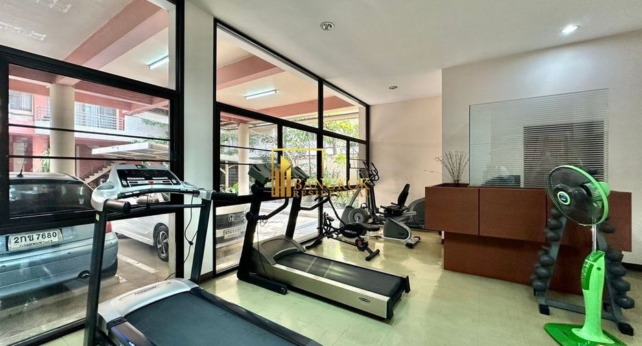 À louer 3 chambres appartement avec services à Khlong Toei, Bangkok