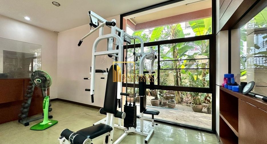 À louer 3 chambres appartement avec services à Khlong Toei, Bangkok