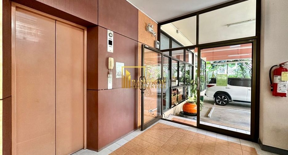 À louer 3 chambres appartement avec services à Khlong Toei, Bangkok