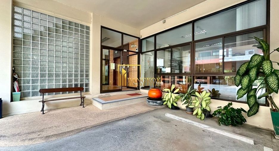 À louer 3 chambres appartement avec services à Khlong Toei, Bangkok