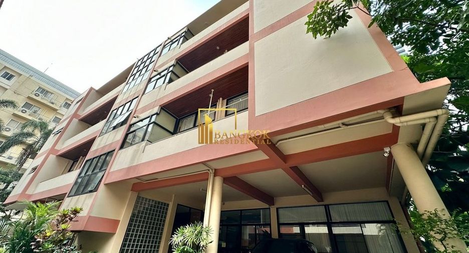 À louer 3 chambres appartement avec services à Khlong Toei, Bangkok
