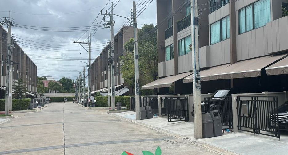 For sale 3 bedrooms townhouse in Prawet, Bangkok