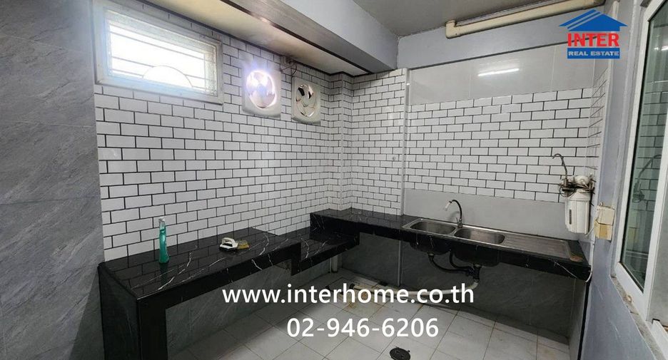For sale 4 ベッドルーム retail Space in Sam Phran, Nakhon Pathom