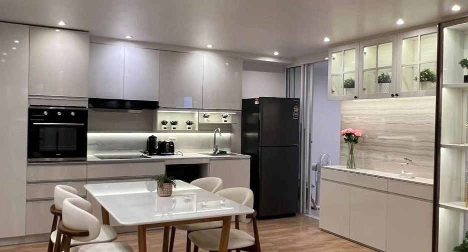 For rent 2 bedrooms condo in Yan Nawa, Bangkok