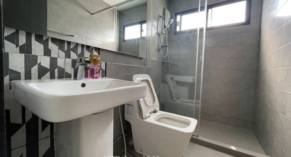 For rent 3 bedrooms townhouse in Bang Phli, Samut Prakan
