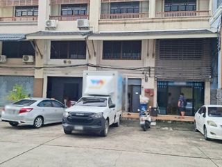 Local comercial en venta de 4 habitaciones en Bang Khun Thian, Bangkok