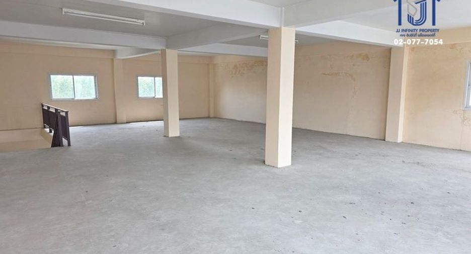 Продажа 4 спальни торговое помещение в Khlong Luang, Патумтани