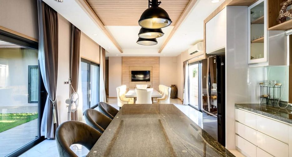 For rent 4 bedrooms villa in Huay Yai, Pattaya