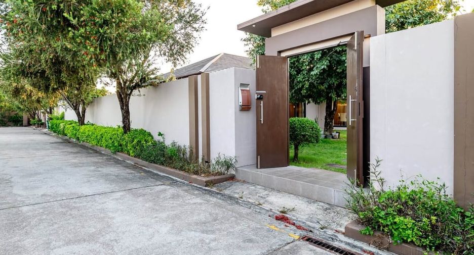 For rent 4 bedrooms villa in Huay Yai, Pattaya