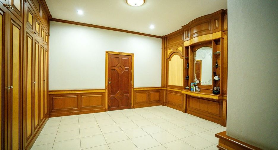 For sale 5 bedrooms retail Space in Mueang Nong Khai, Nong Khai