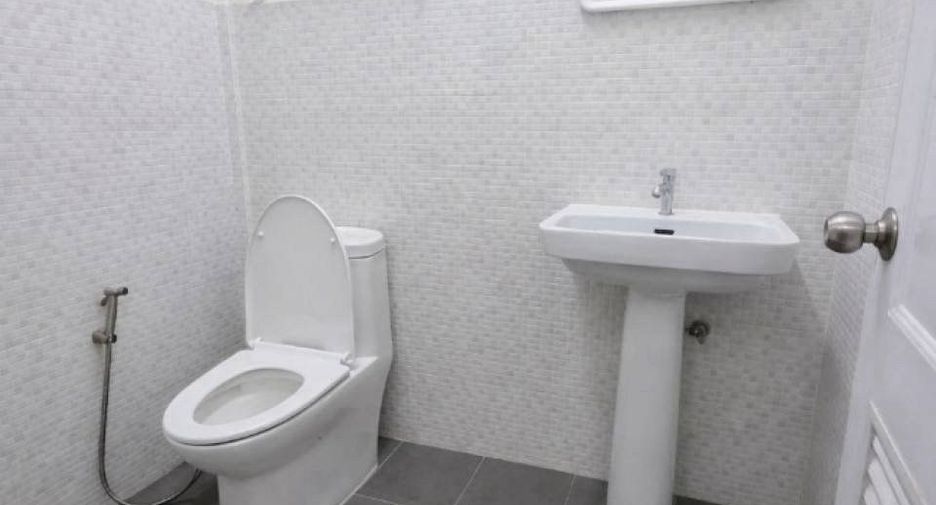 À vendre 2 chambres maison de ville à Mueang Samut Prakan, Samut Prakan