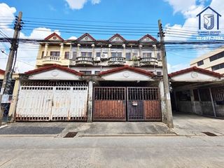 Casa adosada en venta de 4 habitaciones en Bang Sue, Bangkok
