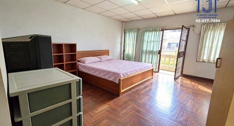 Casa adosada en venta de 4 habitaciones en Bang Sue, Bangkok