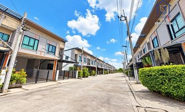 À vendre 2 chambres maison de ville à Mueang Samut Prakan, Samut Prakan