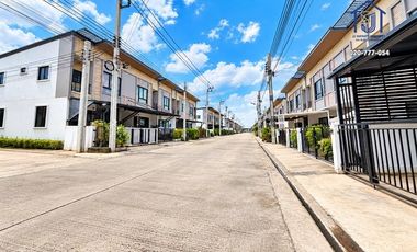 À vendre 2 chambres maison de ville à Mueang Samut Prakan, Samut Prakan