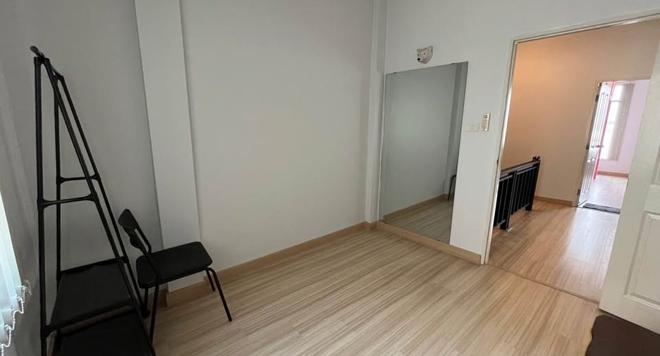 For rent 3 bedrooms townhouse in Saraphi, Chiang Mai