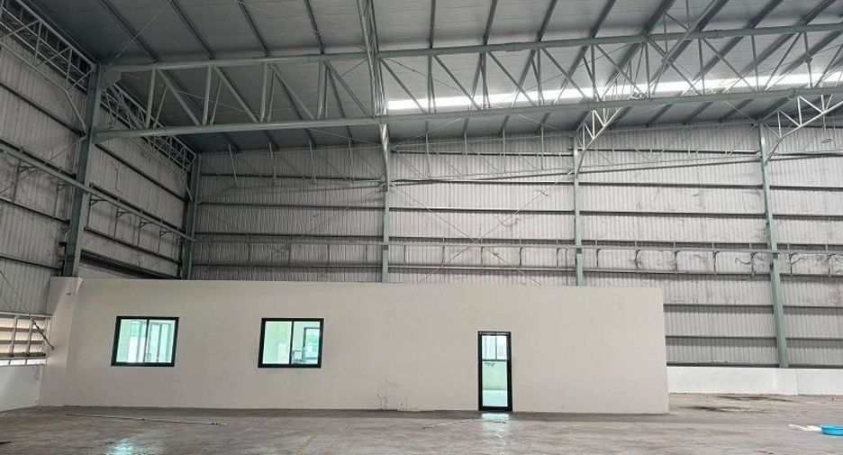 Almacén en alquiler de 2 habitaciones en Ban Bueng, Chonburi