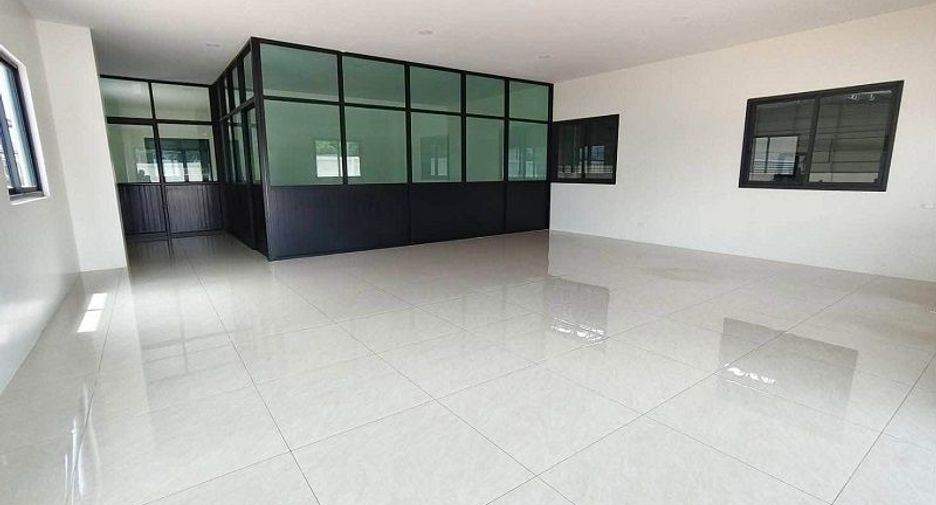 Almacén en alquiler de 2 habitaciones en Ban Bueng, Chonburi