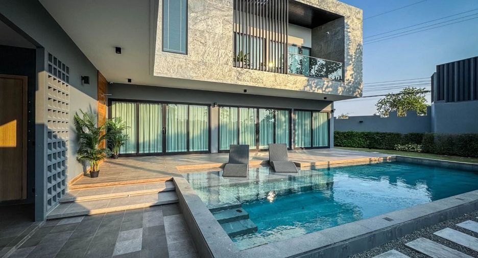 For rent 4 bedrooms villa in Bang Lamung, Chonburi