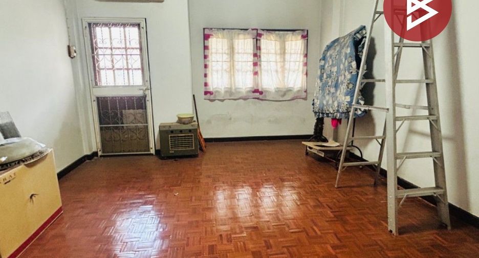 Casa adosada en venta de 2 habitaciones en Bang Kapi, Bangkok