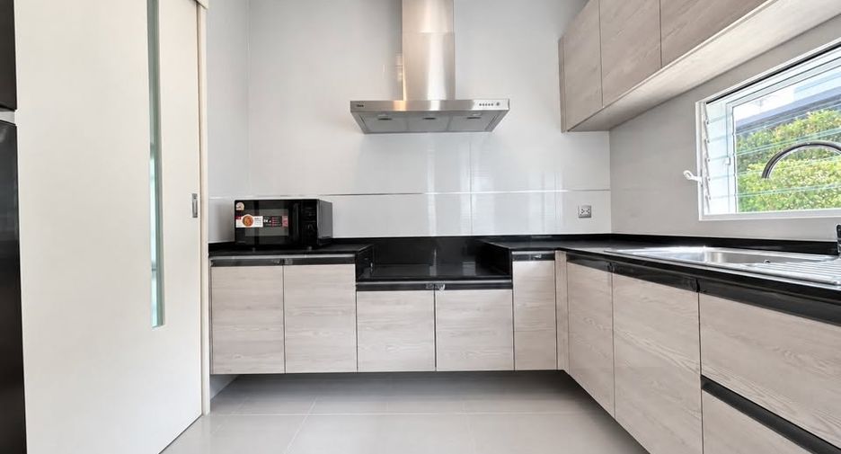 For rent 4 bedrooms house in Mueang Chiang Mai, Chiang Mai