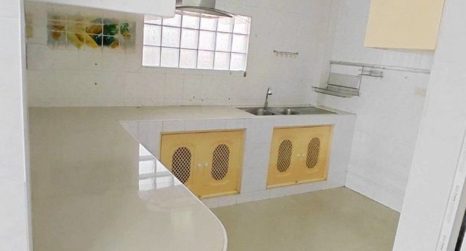 For rent and for sale 4 bedrooms house in Lam Luk Ka, Pathum Thani