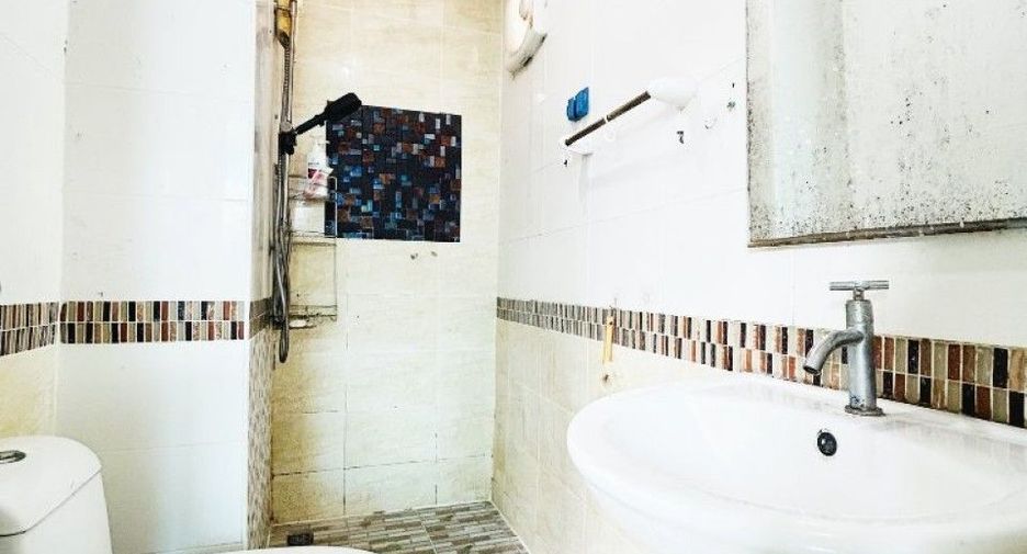 Casa adosada en venta de 4 habitaciones en Thung Khru, Bangkok