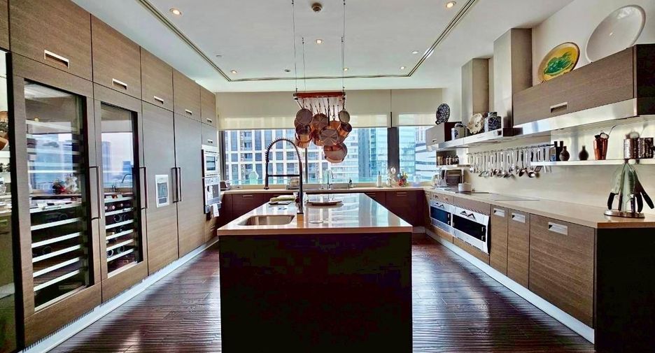 For sale 3 bedrooms condo in Watthana, Bangkok