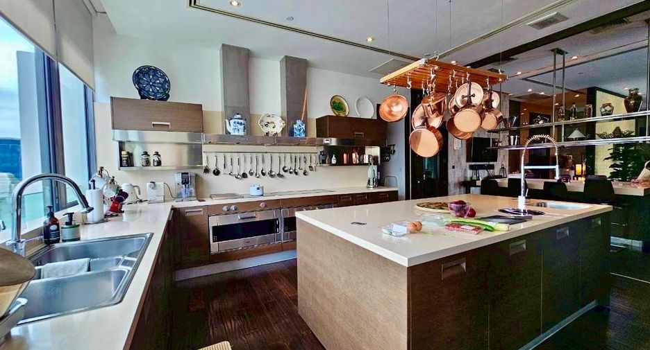 For sale 3 bedrooms condo in Watthana, Bangkok