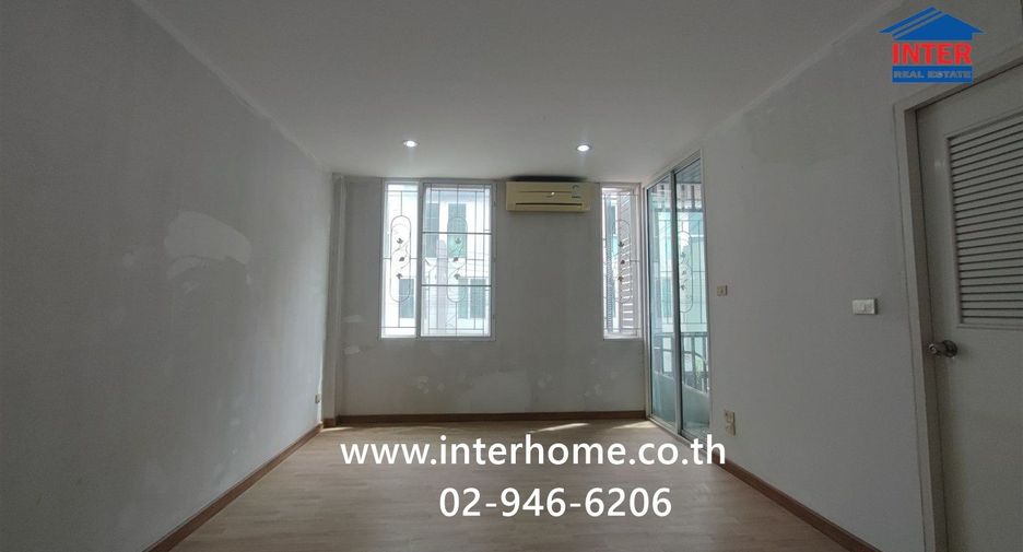 Casa adosada en venta de 3 habitaciones en Pak Kret, Nonthaburi