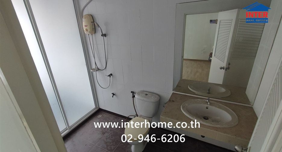 Casa adosada en venta de 3 habitaciones en Pak Kret, Nonthaburi