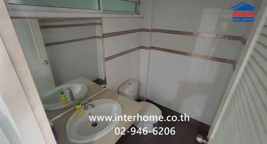 Casa adosada en venta de 3 habitaciones en Pak Kret, Nonthaburi
