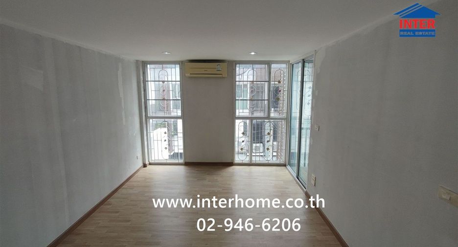 Casa adosada en venta de 3 habitaciones en Pak Kret, Nonthaburi