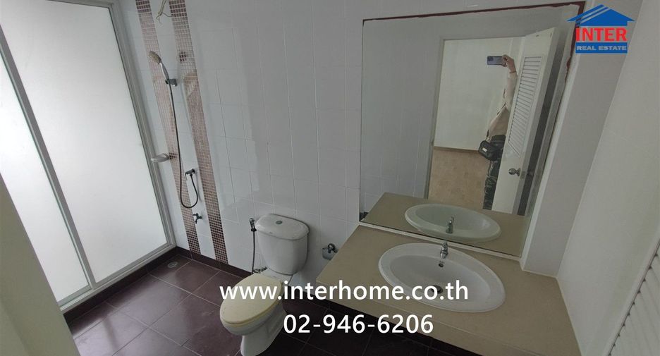 Casa adosada en venta de 3 habitaciones en Pak Kret, Nonthaburi