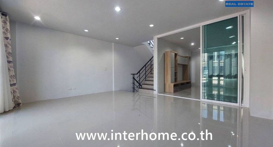 For sale 3 bedrooms townhouse in Lat Krabang, Bangkok