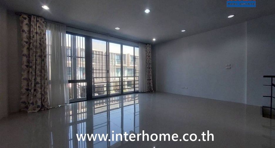 For sale 3 bedrooms townhouse in Lat Krabang, Bangkok