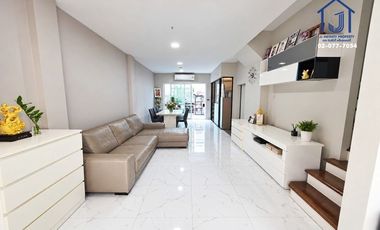 À vendre 3 chambres maison de ville à Khan Na Yao, Bangkok
