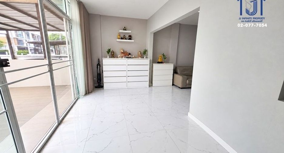 À vendre 3 chambres maison de ville à Khan Na Yao, Bangkok