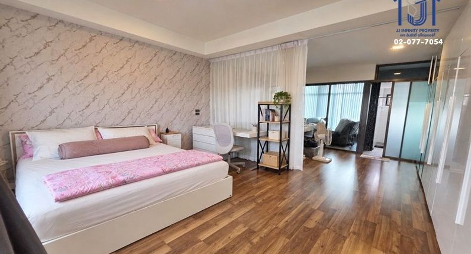 À vendre 3 chambres maison de ville à Khan Na Yao, Bangkok
