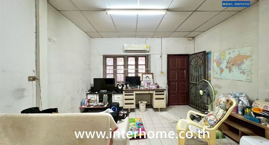 For sale 2 ベッドルーム townhouse in Saphan Sung, Bangkok